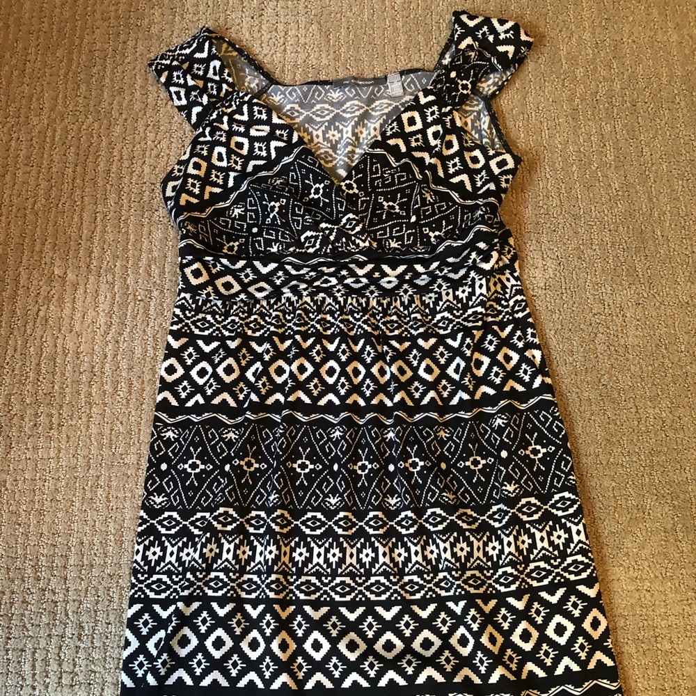 NY Collection Black/White Geometric Print Sleeveless Dress.  Size Medium.